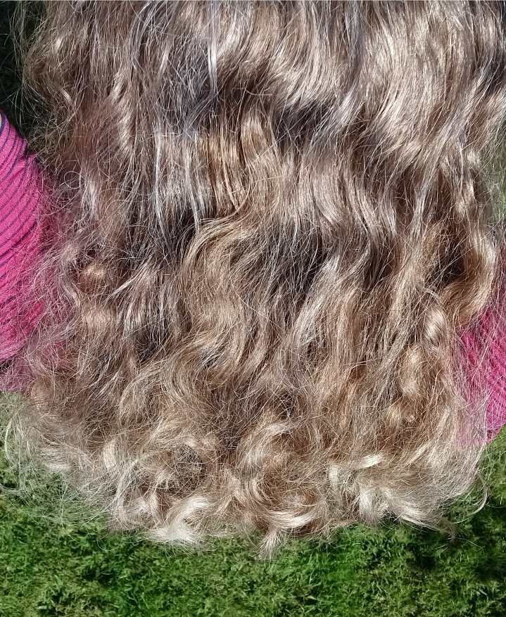 Virgin blonde hair, natural waves/curls, 11 inches